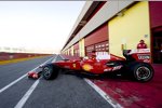 Felipe Massa verlässt mit dem neuen Ferrari F60 die Box