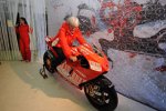 Bernie Ecclestone (Formel-1-Chef) auf der neuen Ducati
