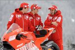 Nicky Hayden, Casey Stoner und Vittoriano Guareschi mit der Ducati Desmosedici GP9