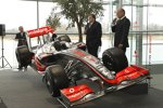 Norbert Haug (Mercedes-Motorsportchef) und Ron Dennis (Teamchef) (McLaren-Mercedes)