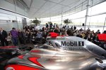 Blick über den McLaren-Mercedes MP4-24 auf die Gäste