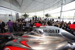 Blick über den McLaren-Mercedes MP4-24 auf die Gäste