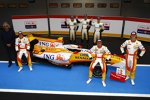 Flavio Briatore (Teamchef), Fernando Alonso, Nelson Piquet Jr. und Romain Grosjean - im Hintergrund die Renault-Junioren: Charles Pic, Marco Sørensen und Davide Valsecchi