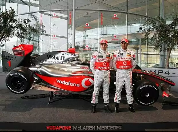 Titel-Bild zur News: Heikki Kovalainen und Lewis Hamilton