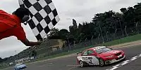 Zielflagge für James Thompson in Imola 2008