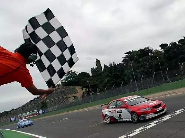Titel-Bild zur News: Zielflagge für James Thompson in Imola 2008