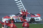 2004:  Dale Earnhardt Jun. feiert