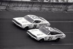 1968: Cale Yarborough (u.) im Duell gegen Lee Roy Yarbrough