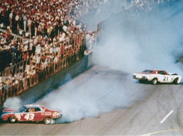 Titel-Bild zur News: Daytona 1976: Richard Petty David Pearson