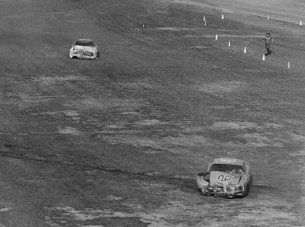 David Pearson Richard Petty Daytona 1976 David Pearson Richard Petty Daytona 1976
