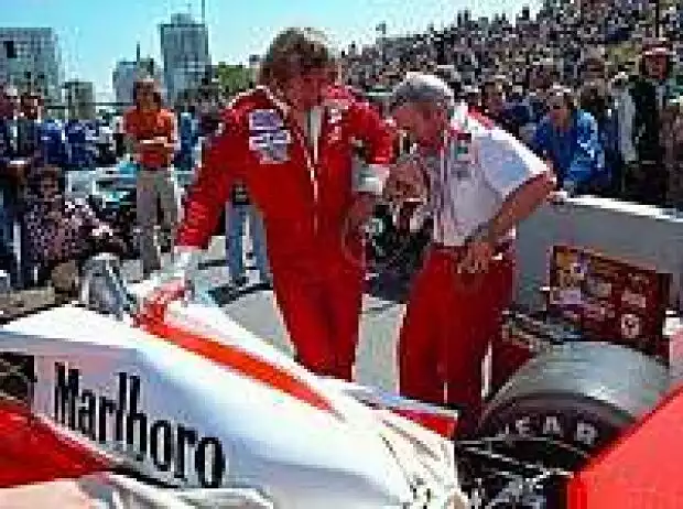 Teddy Mayer (re.) in der Startaufstellung von Long Beach 1977 mit James Hunt Titel-Bild zur News: Teddy Mayer (re.) in der Startaufstellung von Long Beach 1977 mit James Hunt