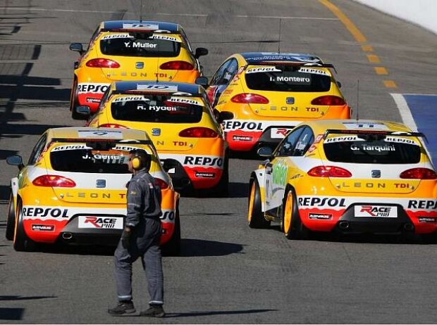 Tiago Monteiro und seine SEAT-Teamkollegen Tiago Monteiro und seine SEAT-Teamkollegen