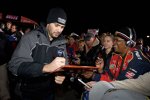 Jimmie Johnson  Hendrick schreibt Autogramme