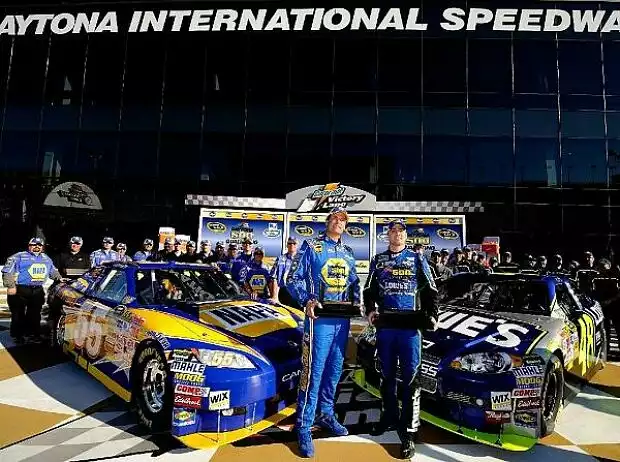 Michael Waltrip Jimmie Johnson Titel-Bild zur News: Michael Waltrip Jimmie Johnson