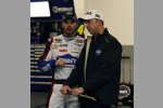 Jimmie Johnson spricht mit seinem Crewchief Chad Knaus