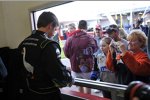 Carl Edwards schreibt Autogramme