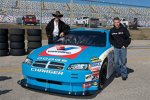 A.J. Allmendinger (RPM) und Richard Petty enthüllen die Lackierung des RPM-Dodge in den alten Petty-Farben