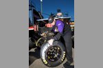 Ein Joe-Gibbs-Mechaniker von Denny Hamlin mit einem Goodyear-Reifen