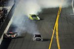 Es kracht: Bobby Labonte  Dale Earnhardt Jun. Paul Menard (hi.)