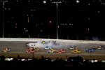 Der finale Crash:  Denny Hamlin Jimmie Johnson, vorne  Jamie McMurray als Zweiter