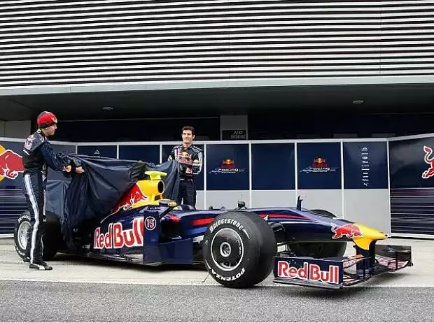 Sebastian Vettel, Mark Webber und der Red-Bull-Renault RB5 Titel-Bild zur News: Sebastian Vettel, Mark Webber und der Red-Bull-Renault RB5