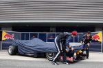 Sebastian Vettel und Mark Webber (Red Bull) enthüllen den RB5