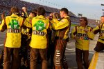 Die Crew von Kyle Busch jubelt