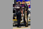 Ryan Newman betrachtet das Wrack seines Backup-Autos