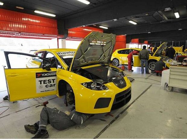Titel-Bild zur News: Testfahrten bei SEAT, Barcelona, Circuit de Catalunya