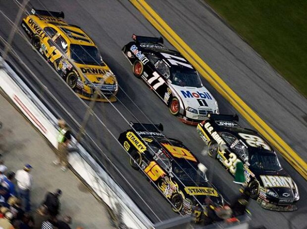 Elliott Sadler Matt KensethDaytona, Daytona International Speedway Elliott Sadler Matt KensethDaytona, Daytona International Speedway