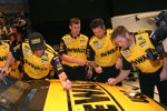 Die Kenseth-Crew signiert das Siegerauto