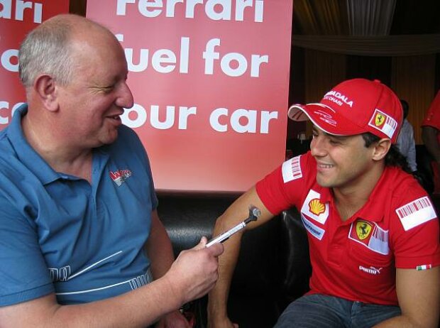 Titel-Bild zur News: Dieter Rencken und Felipe Massa, Kyalami