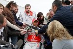 Lewis Hamilton (McLaren-Mercedes), umzingelt von Journalisten