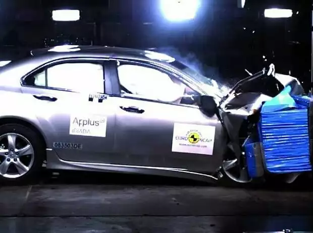 Honda Accord im Crashtest Titel-Bild zur News: Honda Accord im Crashtest