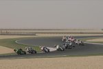 Hinter Broc Parkes (Kawasaki): Max Neukirchner (Suzuki) pflügt durch das Feld