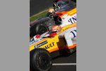 Lewis Hamilton (McLaren-Mercedes) und Nelson Piquet Jr.(Renault) 