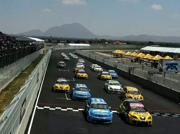 Titel-Bild zur News: Jordi Gené, Nicola Larini, Puebla , Autódromo Miguel E. Abed