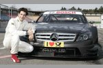  Bruno Senna posiert vor der C-Klasse