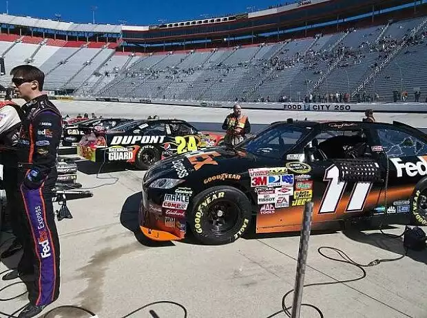 Denny Hamlin, Joey LoganoBristol, Bristol Motor Speedway Titel-Bild zur News: Denny Hamlin, Joey LoganoBristol, Bristol Motor Speedway