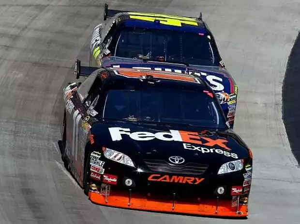 Denny Hamlin, Jimmie Johnson, Bristol, Bristol Motor Speedway Titel-Bild zur News: Denny Hamlin, Jimmie Johnson, Bristol, Bristol Motor Speedway