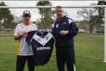 Fernando Alonso (Renault) mit Danny Alsopp, Stürmer beim Fußballklub Melbourne Victory