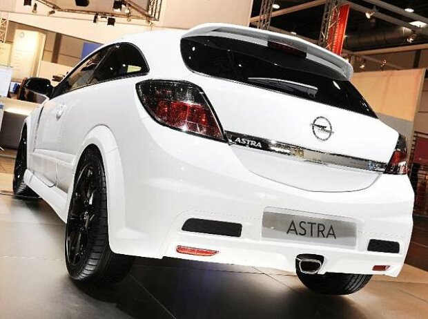 Opel Astra OPC Race Camp