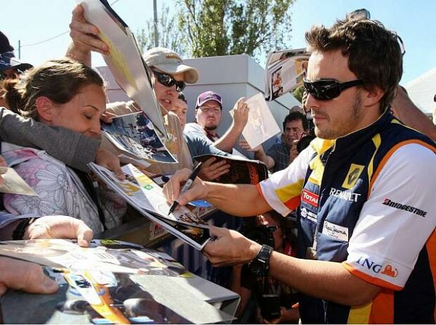 Titel-Bild zur News: Fernando Alonso mit Fans