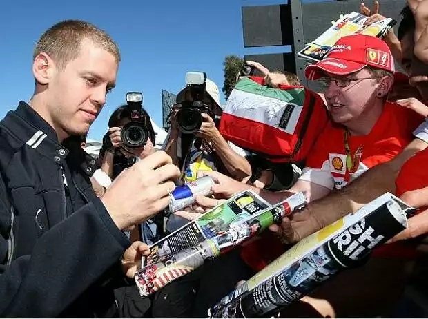 Sebastian Vettel mit Fans Titel-Bild zur News: Sebastian Vettel mit Fans