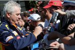 Pat Symonds (Chefingenieur) (Renault) ibt Autogramme