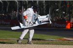 Adrian Sutils (Force India) Frontflügel wird geborgen