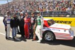 Jimmie Johnson  Geoff Bodine Rick Hendrick  Jeff Gordon Dale Earnhardt Jun. vor dem Hendrick-Siegerauto von 1984