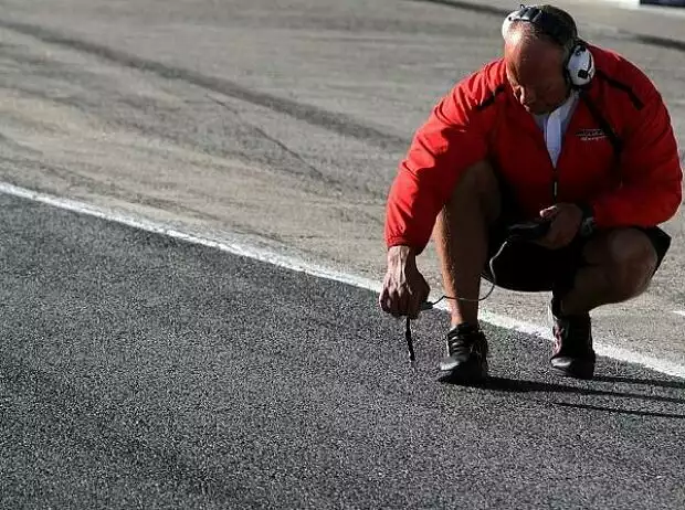 Ein Teammitglied bei der Temperatur-Messung Titel-Bild zur News: Ein Teammitglied bei der Temperatur-Messung