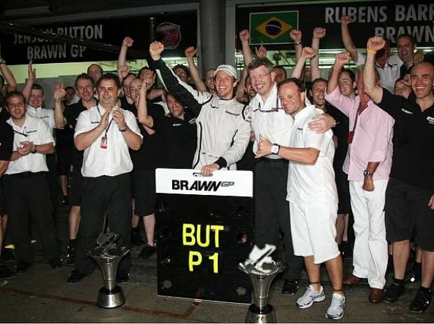 Titel-Bild zur News: Jenson Button, Ross Brawn (Teamchef) und  Rubens Barrichello