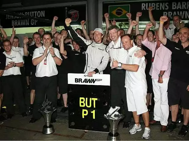 Jenson Button, Ross Brawn (Teamchef) und Rubens Barrichello Titel-Bild zur News: Jenson Button, Ross Brawn (Teamchef) und Rubens Barrichello